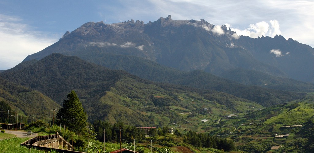 Pemandangan pergunungan dan kehijauan Sabah